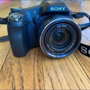 Sony Cyber-Shot DSC-HX100V 16.2MP Exmor R CMOS Digital Still Camera